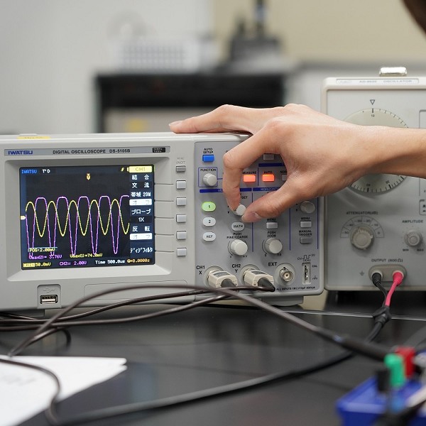 高度化する医療機器に対応できる基本的技術を学びます。