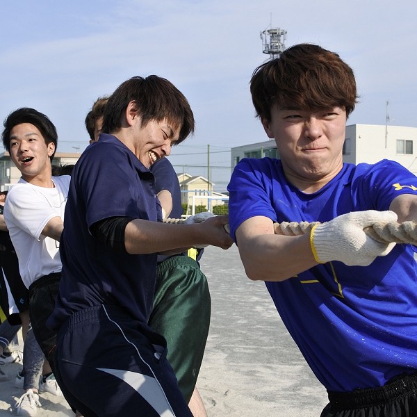 学内スポーツ大会の様子。学年学科対抗でにぎやかなイベントです♪