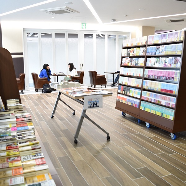 4号館1階には紀伊国屋書店とカフェが併設されています。