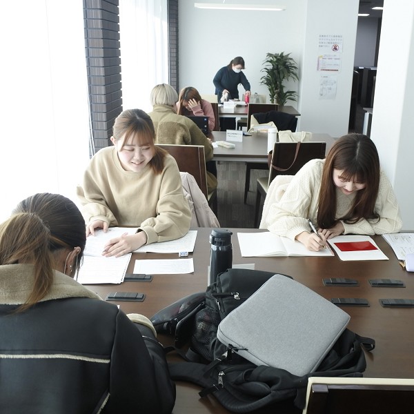 テスト期間や空き時間には図書館で自主学習をして過ごします。