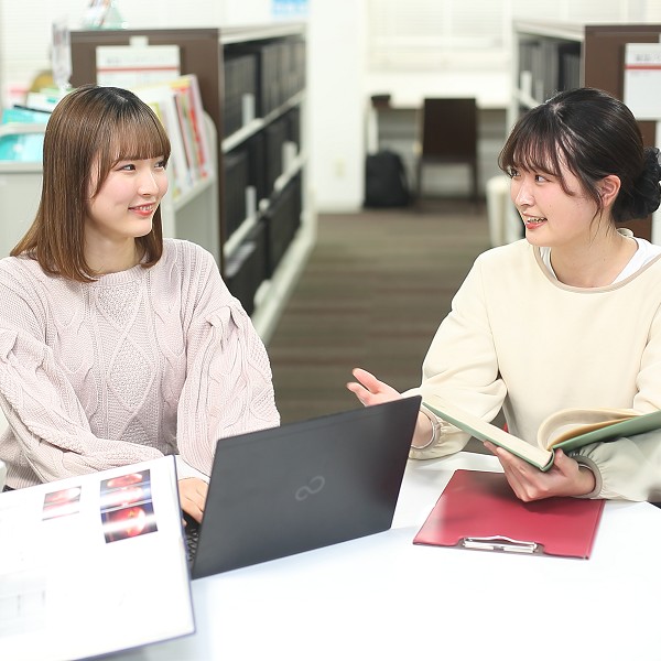 授業の空き時間には友達と自主学習♪