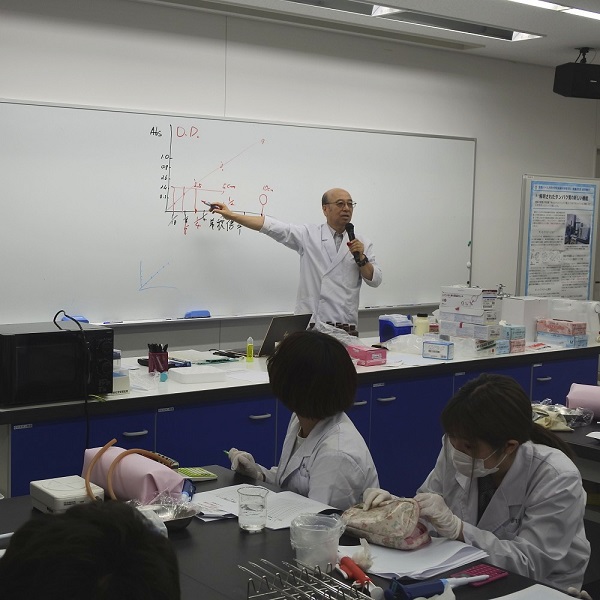 臨床化学検査学実習で血中酵素の測定法について学んでいる様子です。