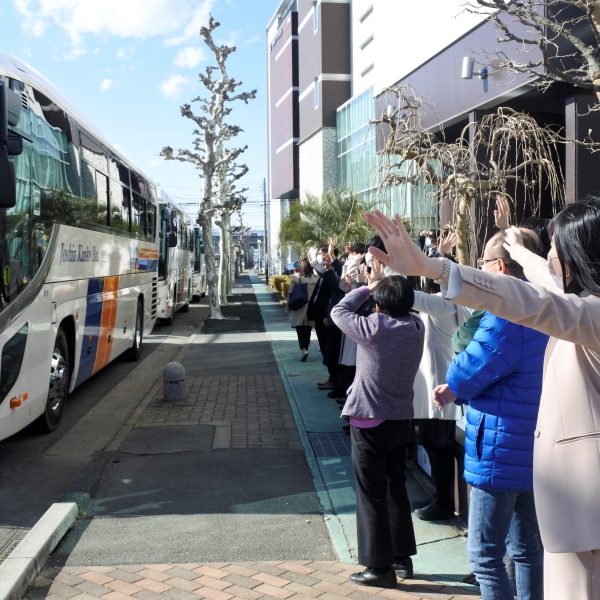 国家試験の前日にみんなでバスで向かいます。教員全員でお見送り。