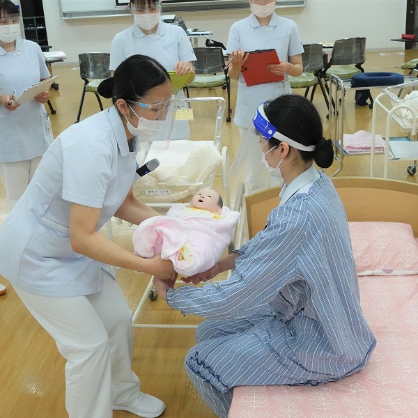 家庭訪問、健康相談、健康診査、保健指導の基本技術を修得します。