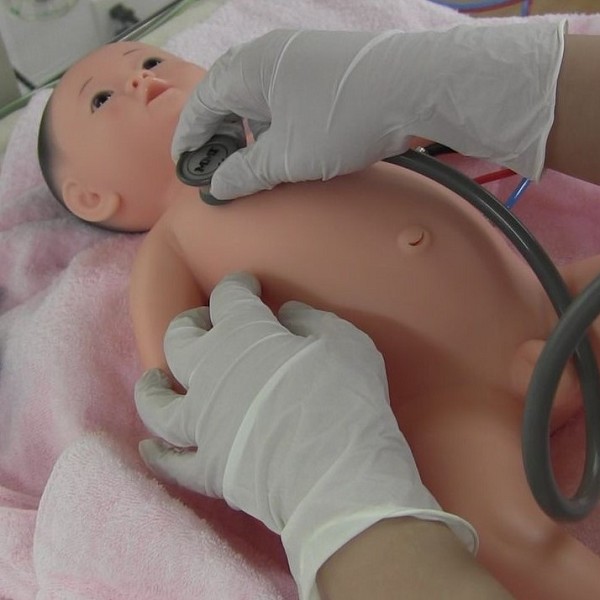 モデル人形は心拍数や呼吸数、体温なども測定できます。