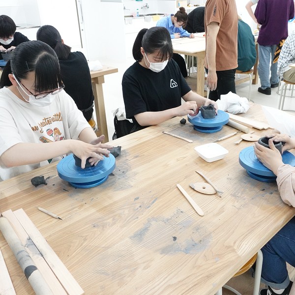 実習室には陶芸の窯があります。