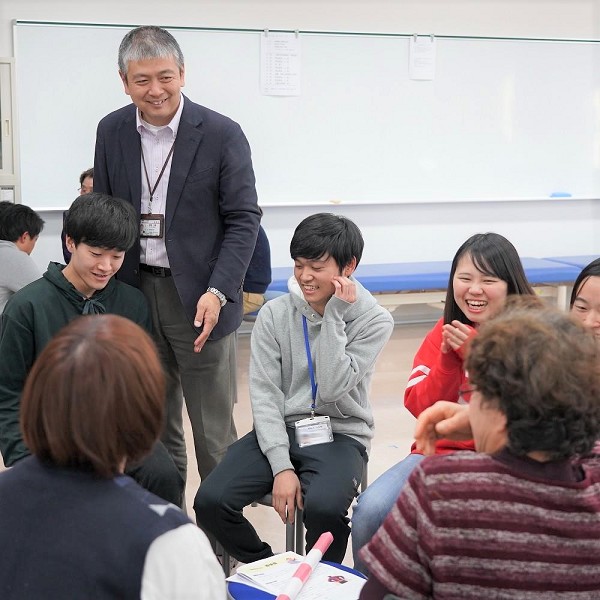 地域のお年寄りから悩みや生活のことなど実際に話を聞いている風景