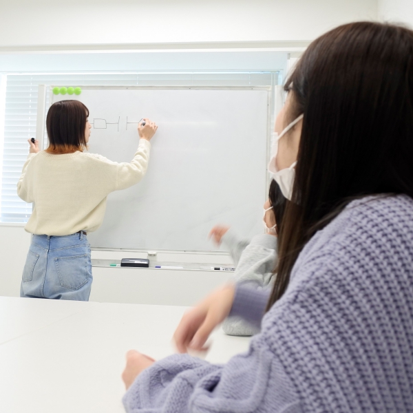 グループ学習では意見を出し合いながら学びます。